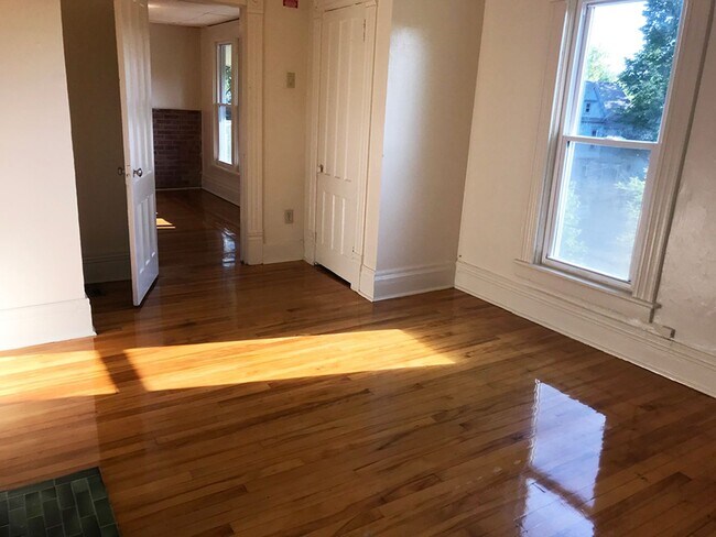 Building Photo - Beautiful Upper Flat With Private Side Por...