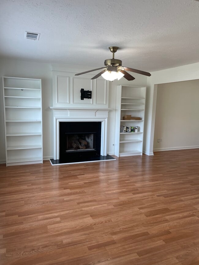 Building Photo - 10892 Morning Dove Dr