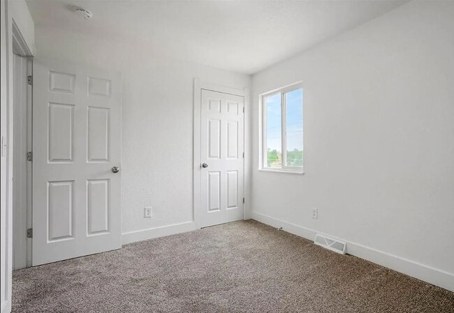 Building Photo - Fully Renovated Park Hill Townhome - 5 Bedrooms!