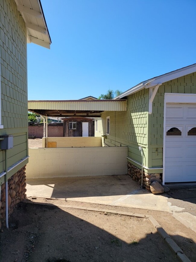 Building Photo - Craftsman home 2bed 1 bath, garage on a la...