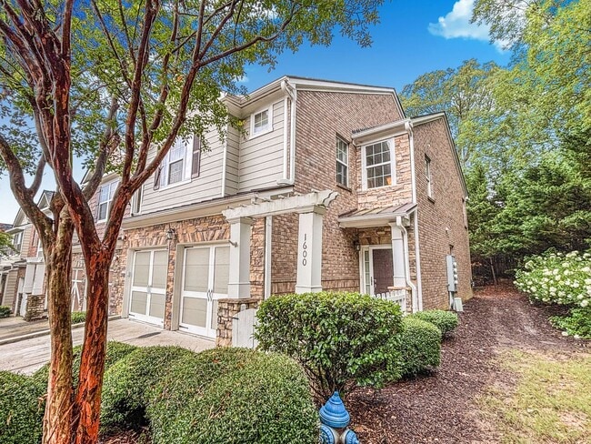 Building Photo - End Unit Townhome - 3BR, 2.5BA with Garage