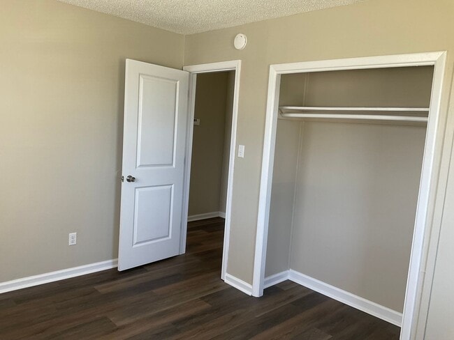 Building Photo - Come see this duplex that is conveniently ...