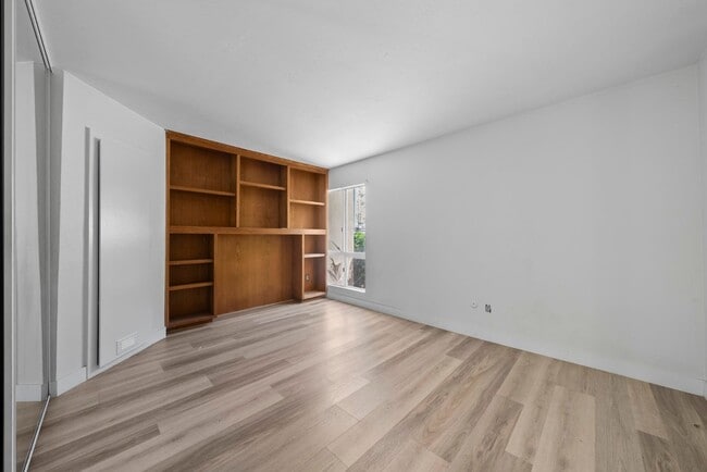 Building Photo - 1611 Hotel Cir S