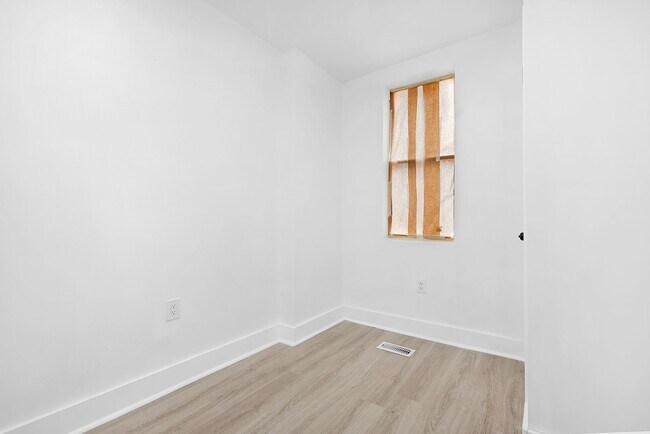 Building Photo - GORGEOUS end unit in Baltimore! 3 Bedrooms 3 Bathrooms Plus a Rec Room!