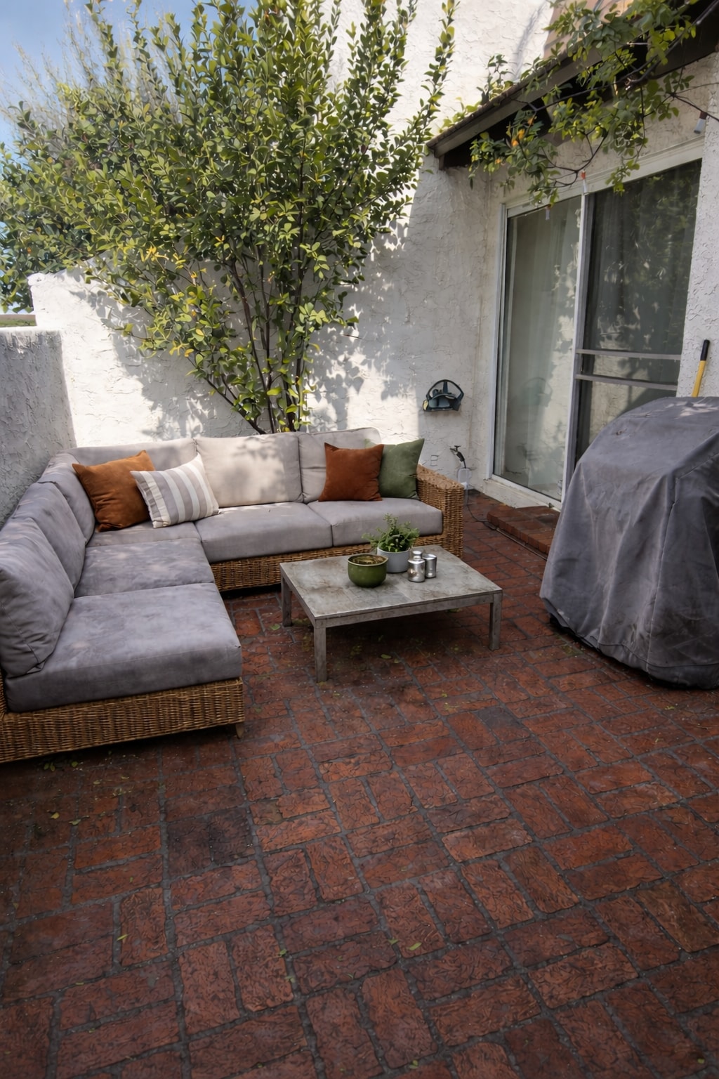 Patio - 18340 Collins St