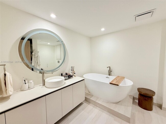 Building Photo - 495 Brickell Ave