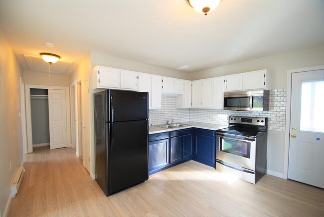 Updated kitchen - 658 Capon St