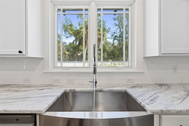 Building Photo - 313 23rd Ave N