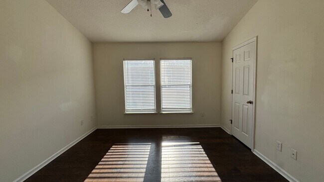 Building Photo - 2 Bedroom 2.5 bath town home in Bartram!