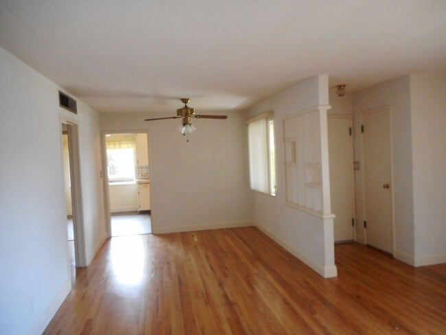 Building Photo - 33 E Robinson Ave