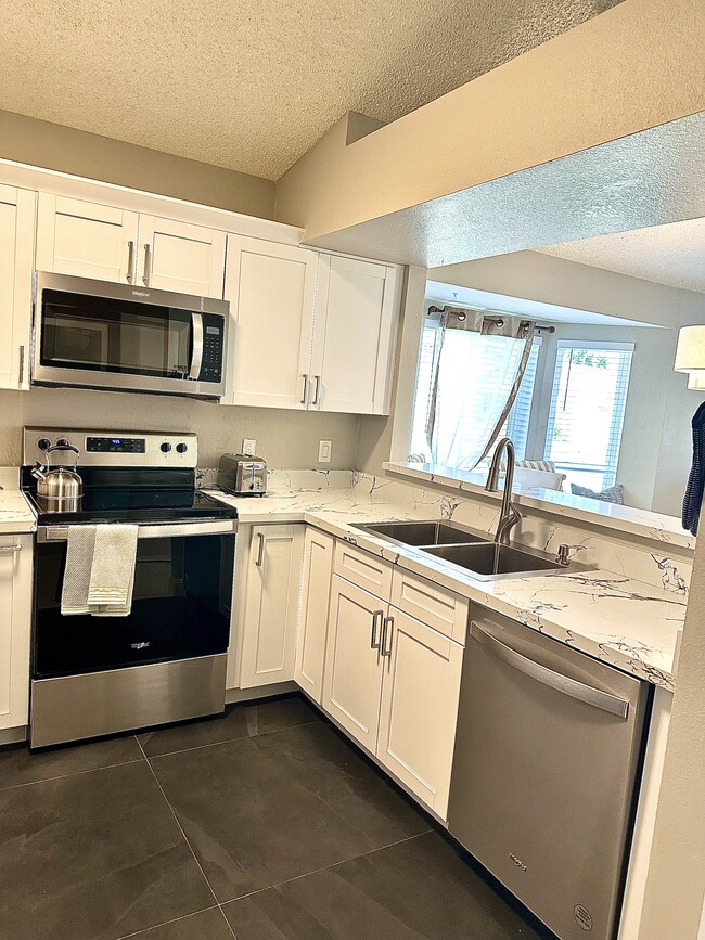 Building Photo - 1120 N Val Vista Dr
