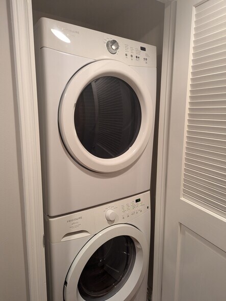 Washer Dryer Closet - 7100 Alvern St