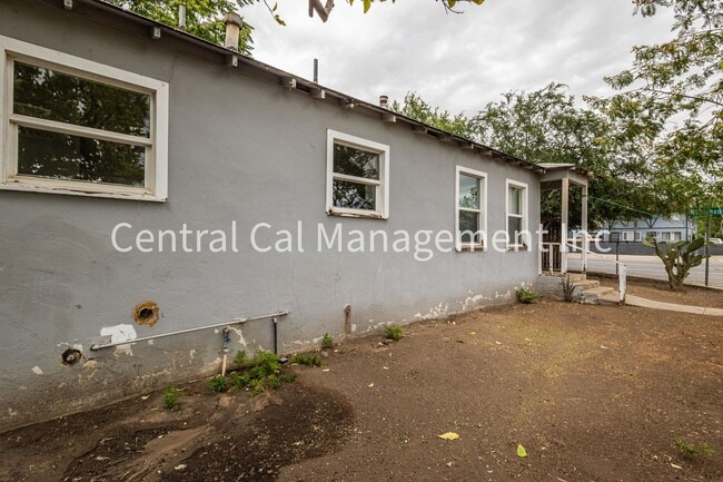 Building Photo - 2 Bedroom/1 Bath Home - $1395 per month