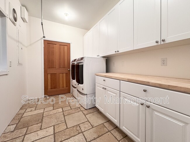 Building Photo - 1980 SW Terrace Dr