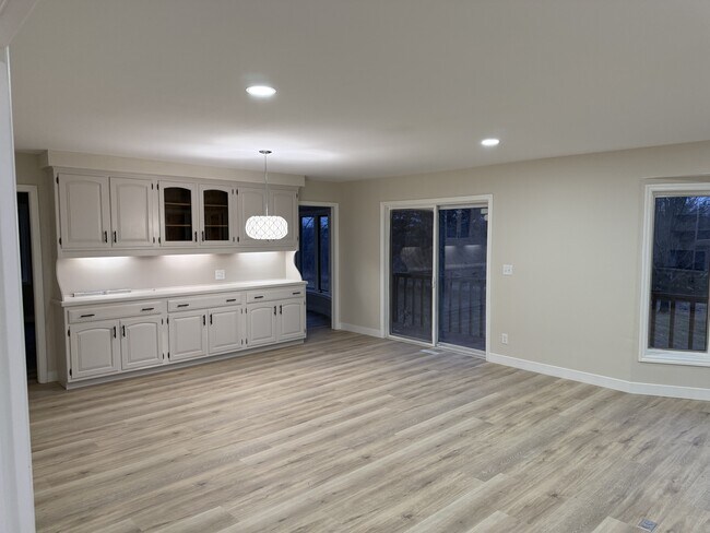 Building Photo - 5500 Vagabond Ln N