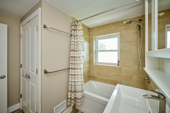 Building Photo - 926 N Boxwood Dr