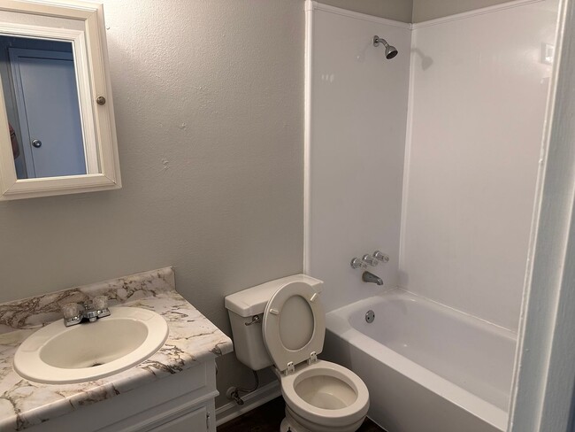 Building Photo - Gulf Breeze Apartment