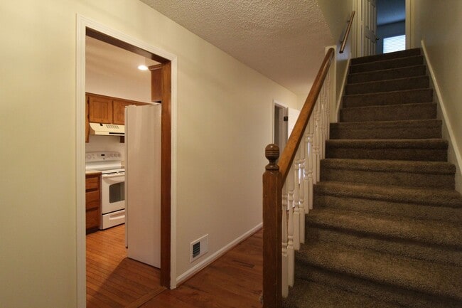Building Photo - Beautiful 2+ Bedroom 4 Bath Townhome In Ov...
