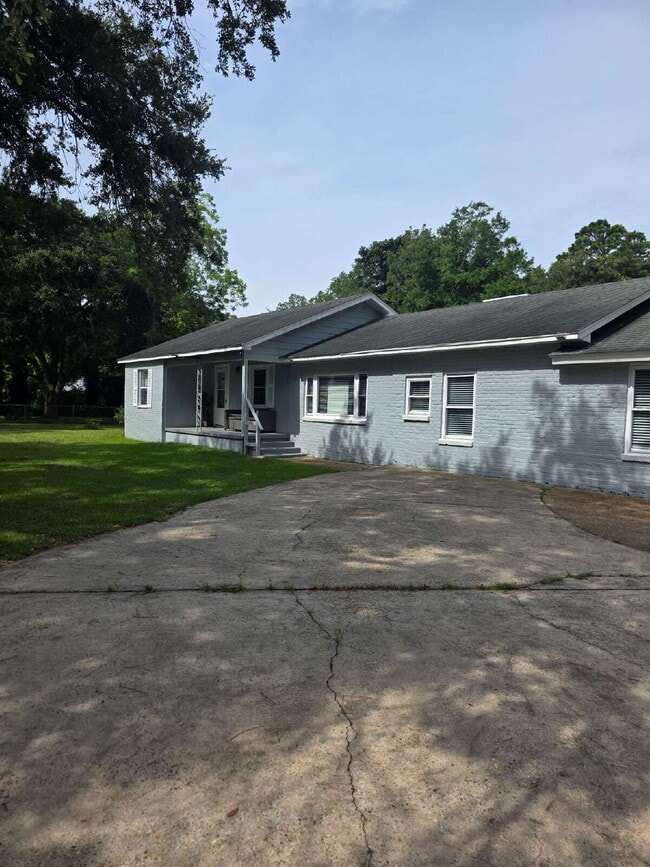 Building Photo - Need a mother-in-law suite or a kid cave?