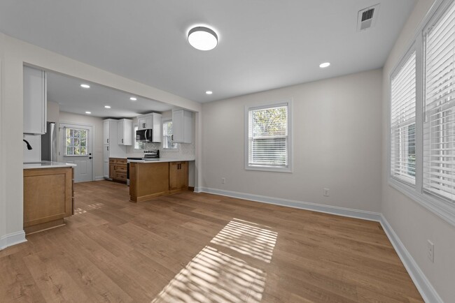 Building Photo - Freshly Renovated Adorable 2 Bedroom 1 Bat...