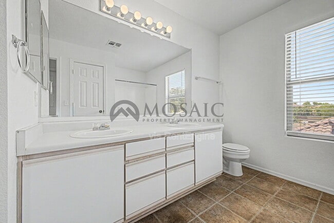 Building Photo - 2232 E Spruce Dr