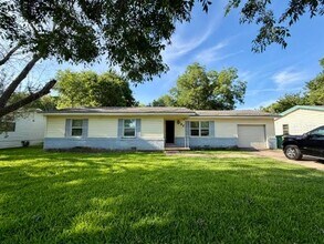 Building Photo - 122 Meadowbrook St