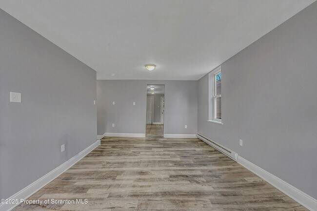 Building Photo - 916 W Linden St