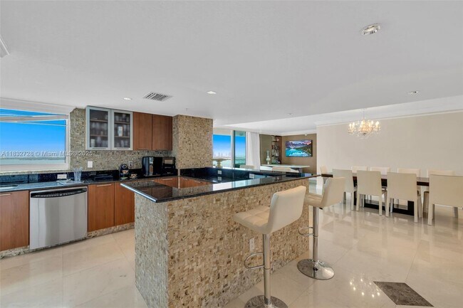 Building Photo - 1800 N Bayshore Dr