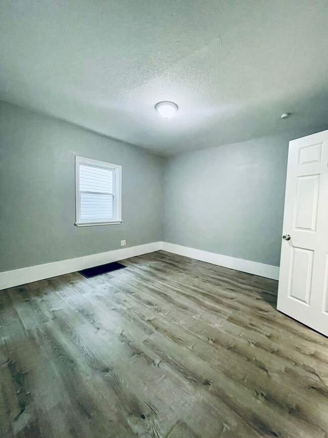 Building Photo - Experience Elevated Living in the Heart of Mt. Washington!