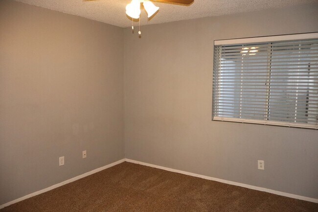 Building Photo - Charming Ground-Level Apartment in the Heart of Fort Collins
