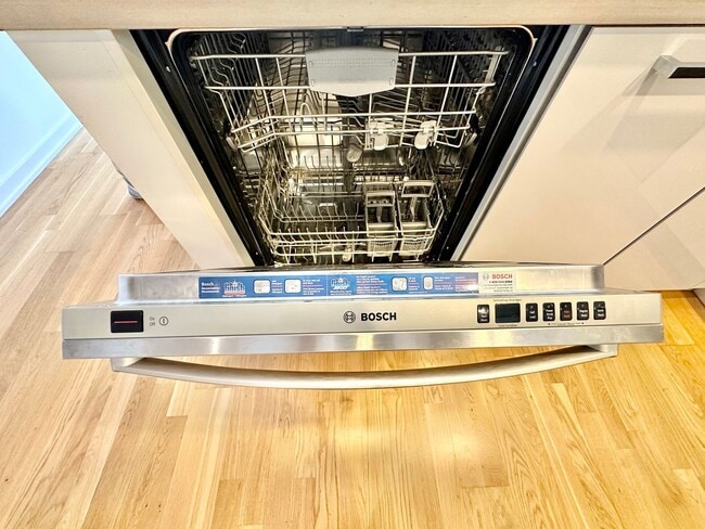 Building Photo - EPIC REA: GORGEOUS 1BD/ 1BA Condo w/ Amazing Views & Fabulous Rooftop