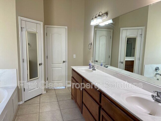 Building Photo - 917 Renita Way