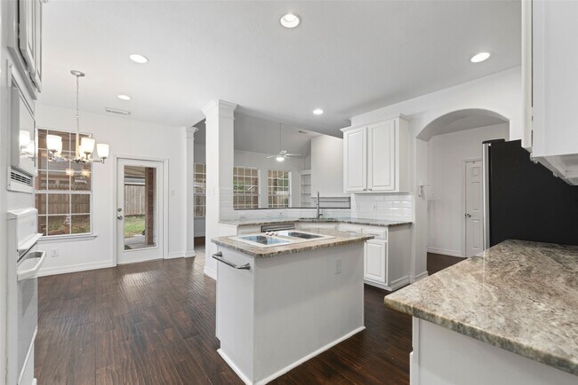 Building Photo - 9023 Eaglecove Dr