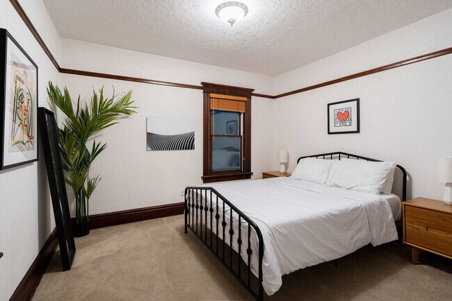 Building Photo - 26 NE 11th Ave