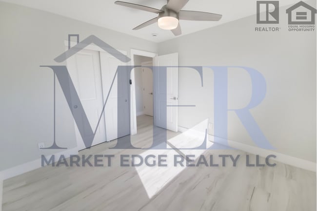 Building Photo - 4Bed/2Bath House at University/Dobson--Complete Remodel w/Pool!