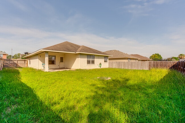 Building Photo - 549 Roadrunner Ave