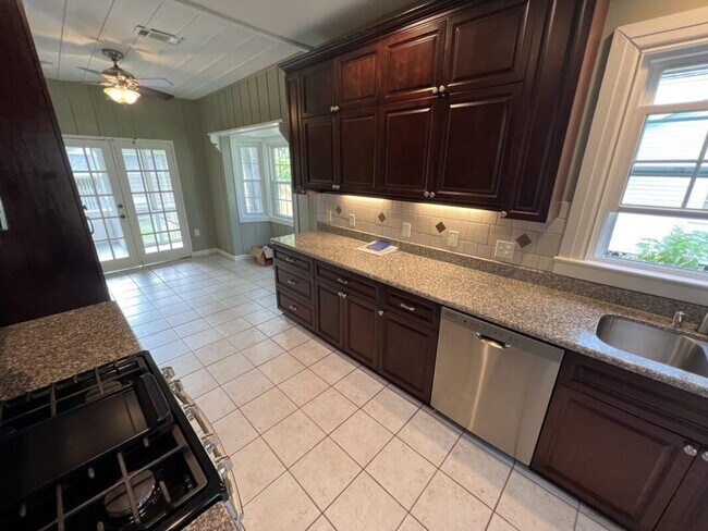 Building Photo - Vintage 3 Bedroom Home in historic University Gardens near LSU Lakes!