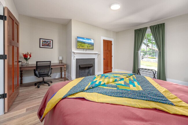 Building Photo - 500 W Rosemary St