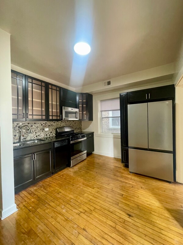 Building Photo - 3549 W Dickens Ave