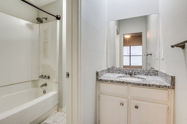 Building Photo - Delightful 2-Bed, 1.5 Bath in Prime Dallas...