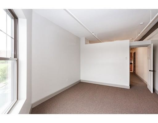 Building Photo - 100 Sagamore St