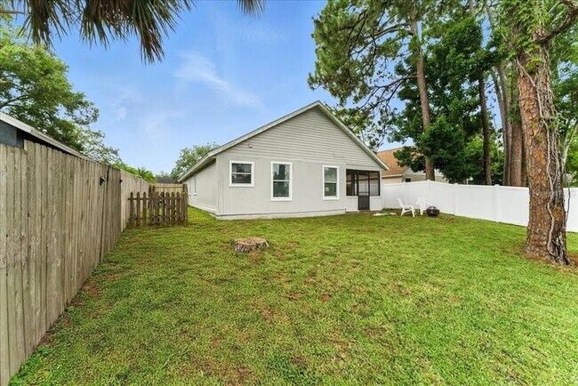 Building Photo - 174 Edgewater Cir