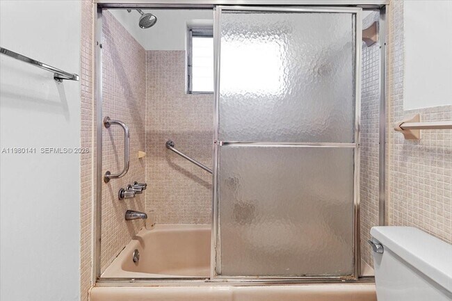 Building Photo - 2200 Park Ln