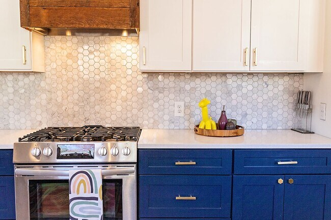 Building Photo - Bull St Bungalow