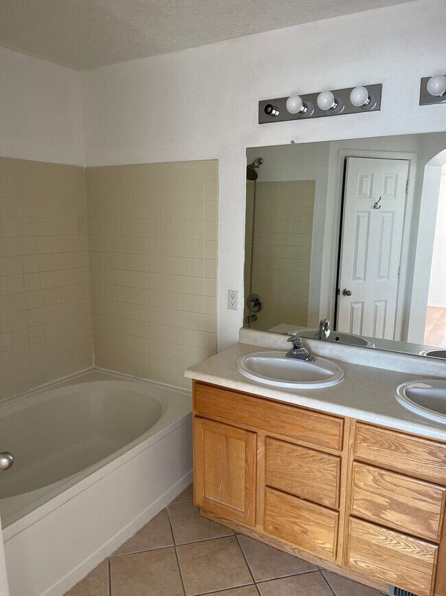Master Bath - 6067 Monte Azul Plz