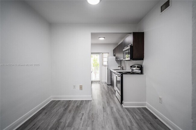 Building Photo - 1011 Bay Dr