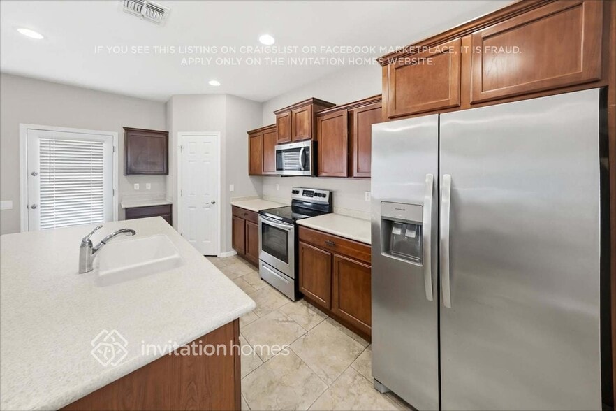 Building Photo - 11060 E Stearn Ave