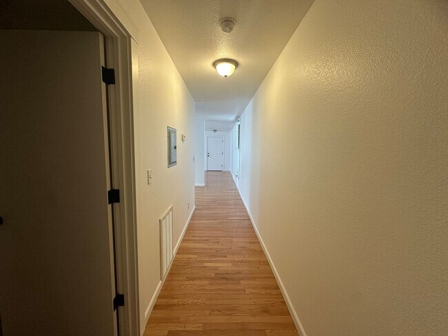 Building Photo - Spacious 1 Bedroom in Downtown Sacramento Where Convivence Is KEY! CALL Today To Schedule a Showing!