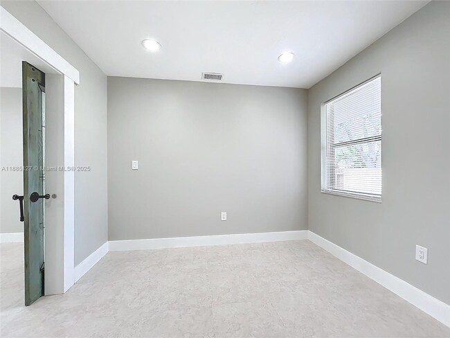Building Photo - 13804 Kendale Lakes Dr