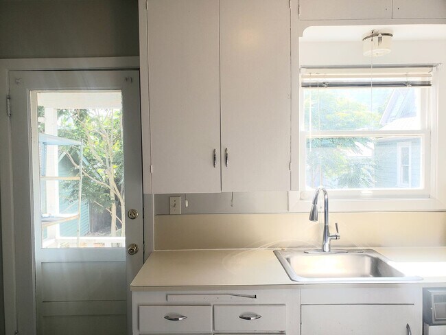 Building Photo - 3 Bedroom Near Elevator and Downtown Orego...